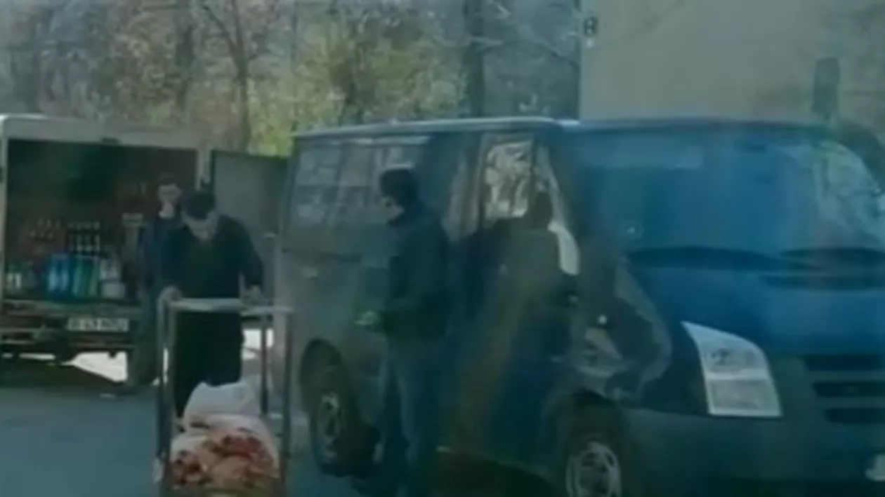 Carcase de porci, transportate în condiții improprii: Angajații unei măcelării le-au scos din mașină fără a le acoperi (VIDEO)