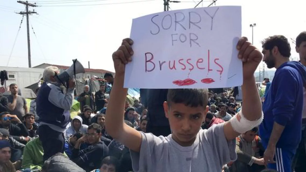 "Sorry for Brussels": Un băiețel refugiat prezintă scuze, în contextul exploziilor de marți din capitala belgiană (FOTO)