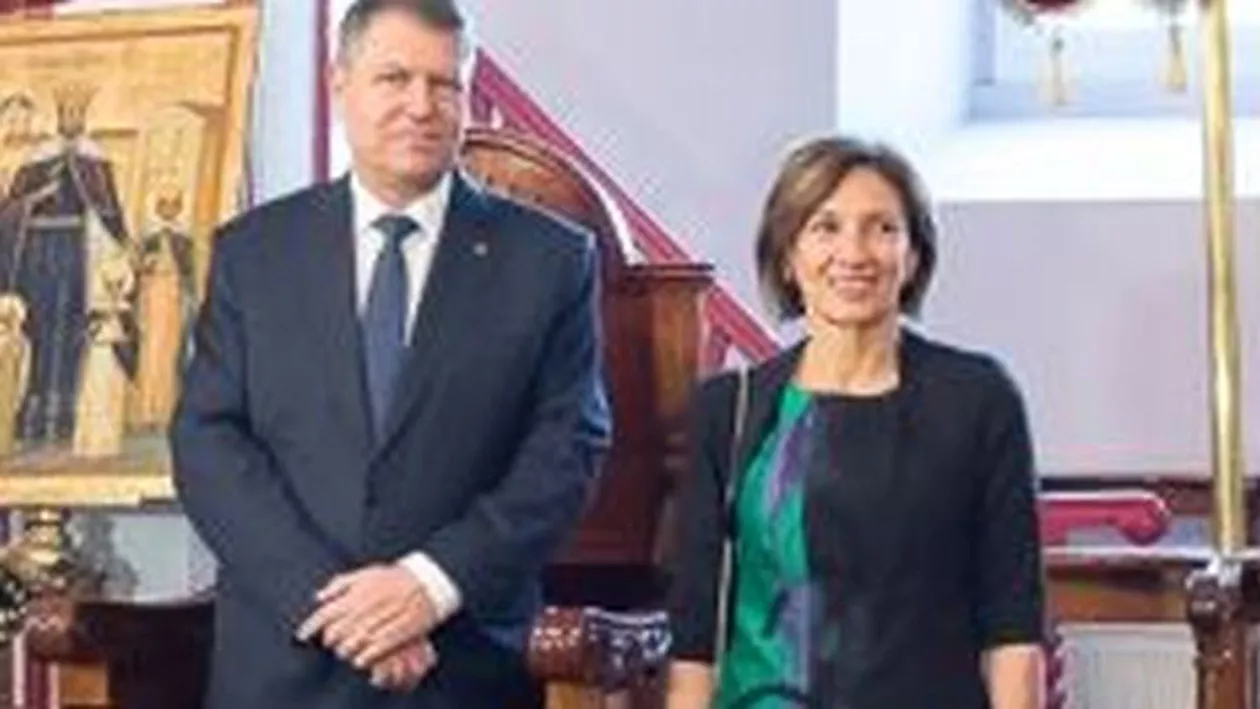 Cum s-a îmbrăcat Carmen Iohannis la întâlnirea cu românii din Istanbul: Prima Doamnă "aproape" s-a conformat protocolului (FOTO)