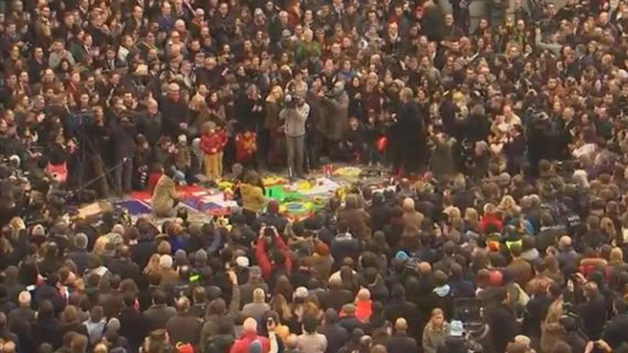 Mii de oameni au ținut un moment de reculegere la Bruxelles, în memoria victimelor atentatelor teroriste (VIDEO)