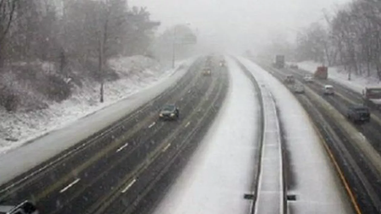 Trafic întrerupt pe DN1A: Două autotrenuri au derapat în dreptul localității Cheia (VIDEO)