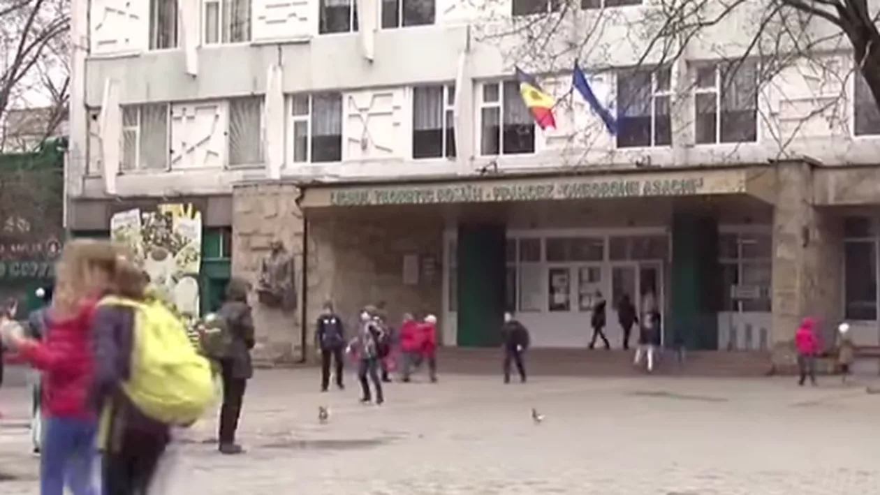 Liceu din Chișinău, evacuat în urma unei alerte cu bombă. Apelul a fost făcut de către un copil
