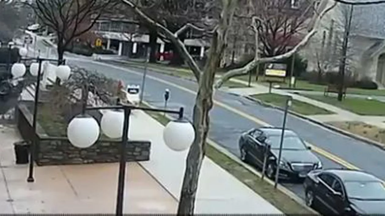 SUA: O șoferiță a plonjat cu mașina de la etajul 4 al unei parcări (VIDEO)