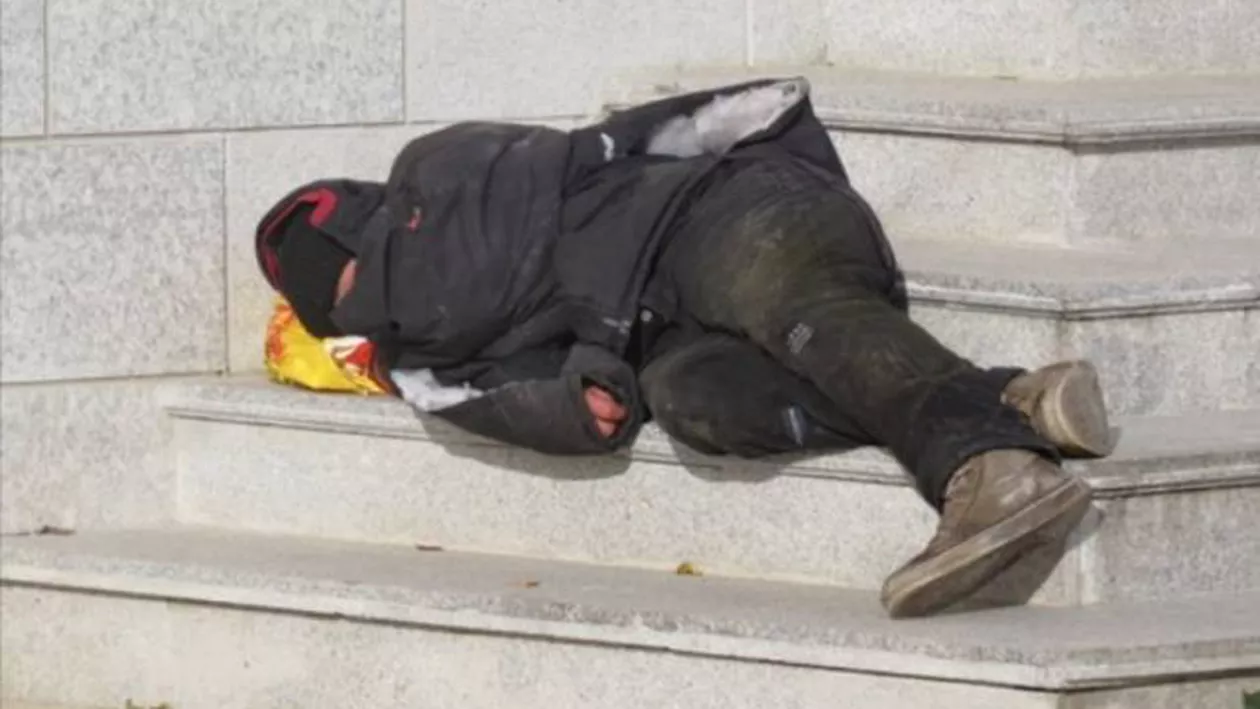 Brăila: Un om al străzii, salvat în ultima clipă de jandarmi. Bărbatul era înghețat de frig