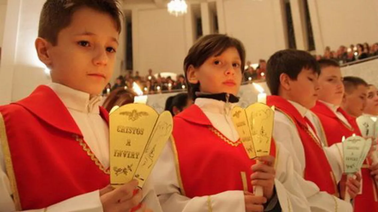 Paștele catolic, sărbătorit sâmbătă seara, de la ora 19.00: "Începem sfânta Liturghie, prin binecuvântarea Focului, prin binecuvântarea Lumânării Pascale"