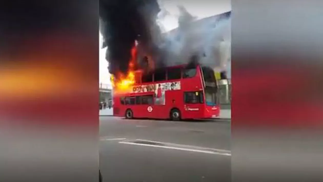 Momente de groază la Londra. Un autobuz, cuprins de flăcari în plină stradă (FOTO, VIDEO)