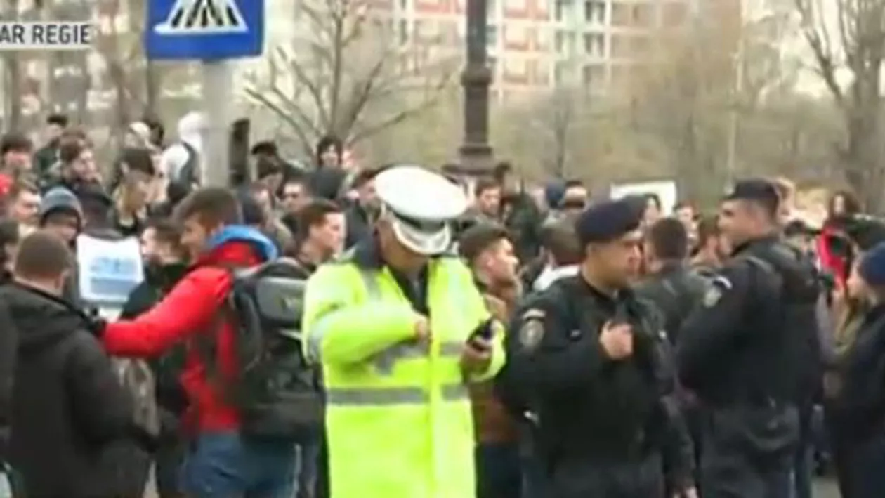 Sute de studenți protestează în campusul universitar Regie față de legea antifumat (VIDEO)