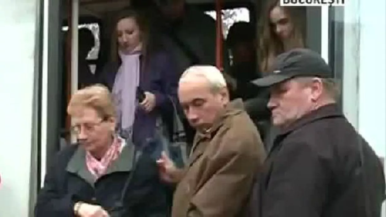 Bani mulți, criterii... lipsă: Aproape jumătate de milion de pensionari merg gratis cu transportul în comun, indiferent dacă au pensii mici sau mari (VIDEO)