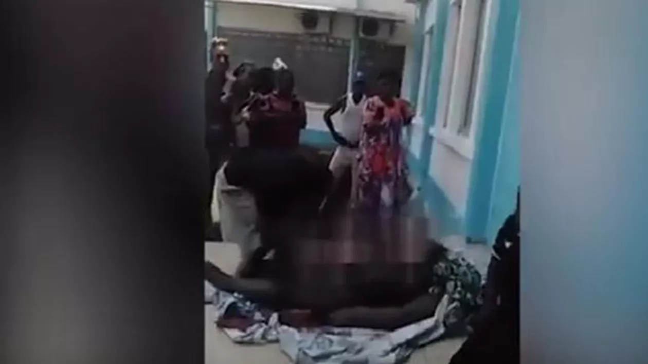 Caz șocant în Camerun. O gravidă decedată a fost operată pe stradă cu un aparat de ras (VIDEO)