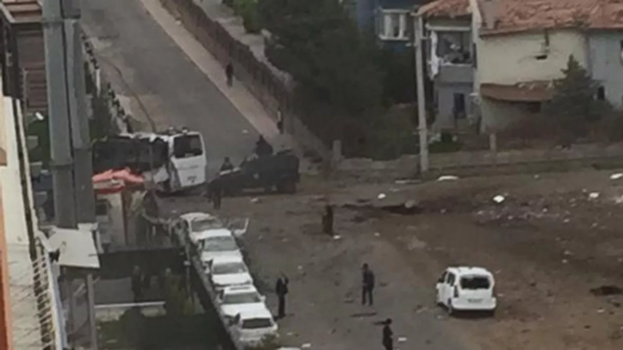 Turcia: Cel puțin 7 persoane au murit, iar alte zeci au fost rănite într-un atac cu mașină-capcană din apropierea unei stații de autobuz din Diyarbakir (VIDEO)