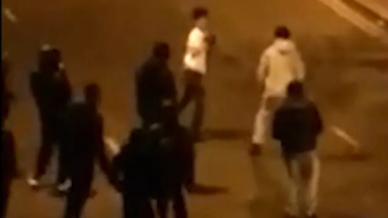 Scene desprinse din pelicula "Fight Club" pe străzile unui oraș britanic: Un tânăr a fost snopit în bătaie de membrii unei găști furioase (VIDEO)