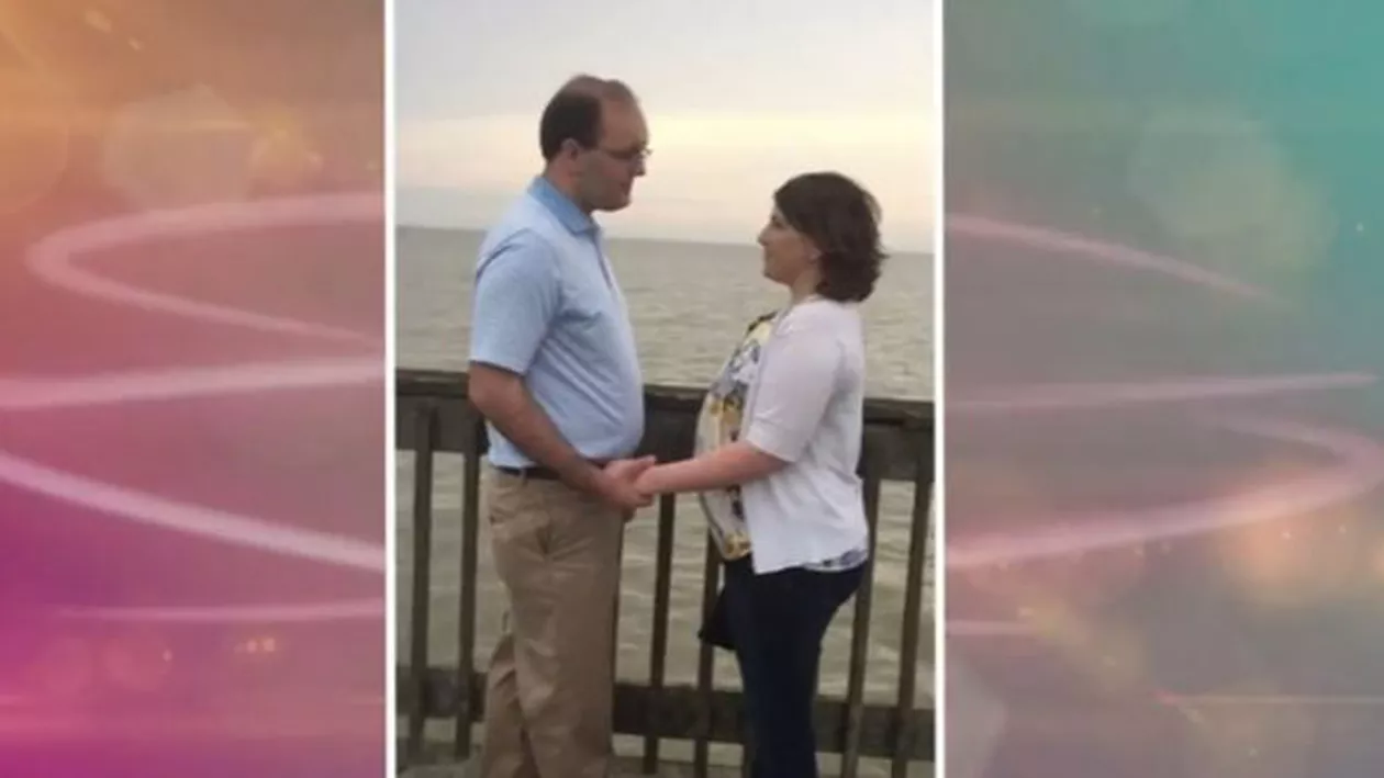 Cerere în căsătorie cu peripeții: Totul decurgea ca la carte, până când inelul de logodnă a căzul în apă și a fost luat de curenți (VIDEO)