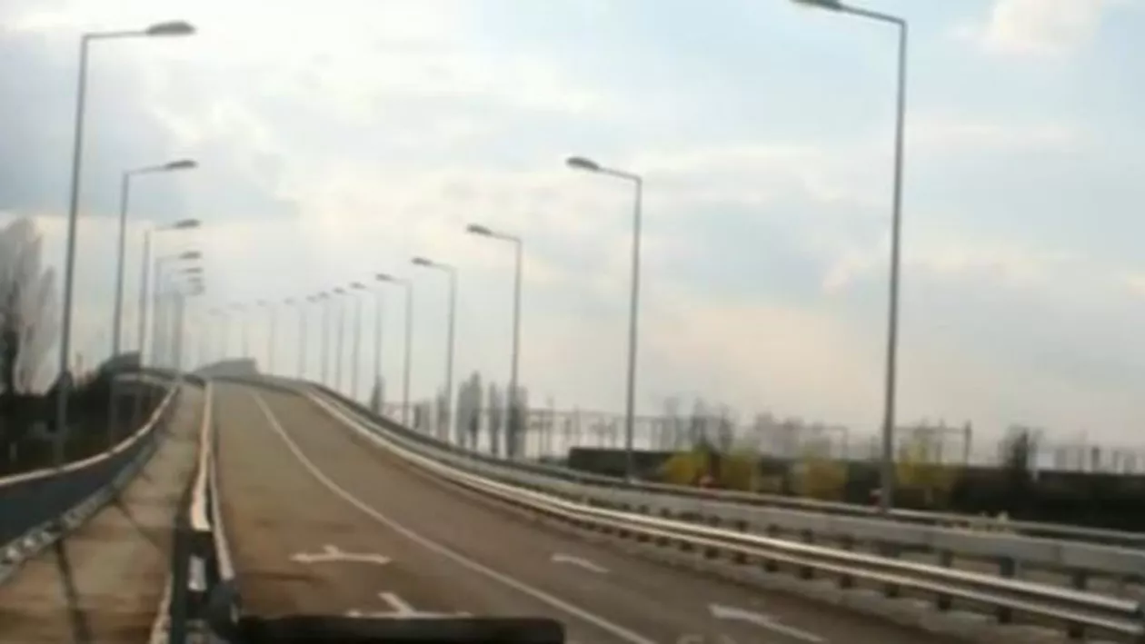 Arad: Un pasaj de 28 de milioane de lei stă închis pentru că vehiculele de mare tonaj nu au loc de viraj pe șosea (VIDEO)