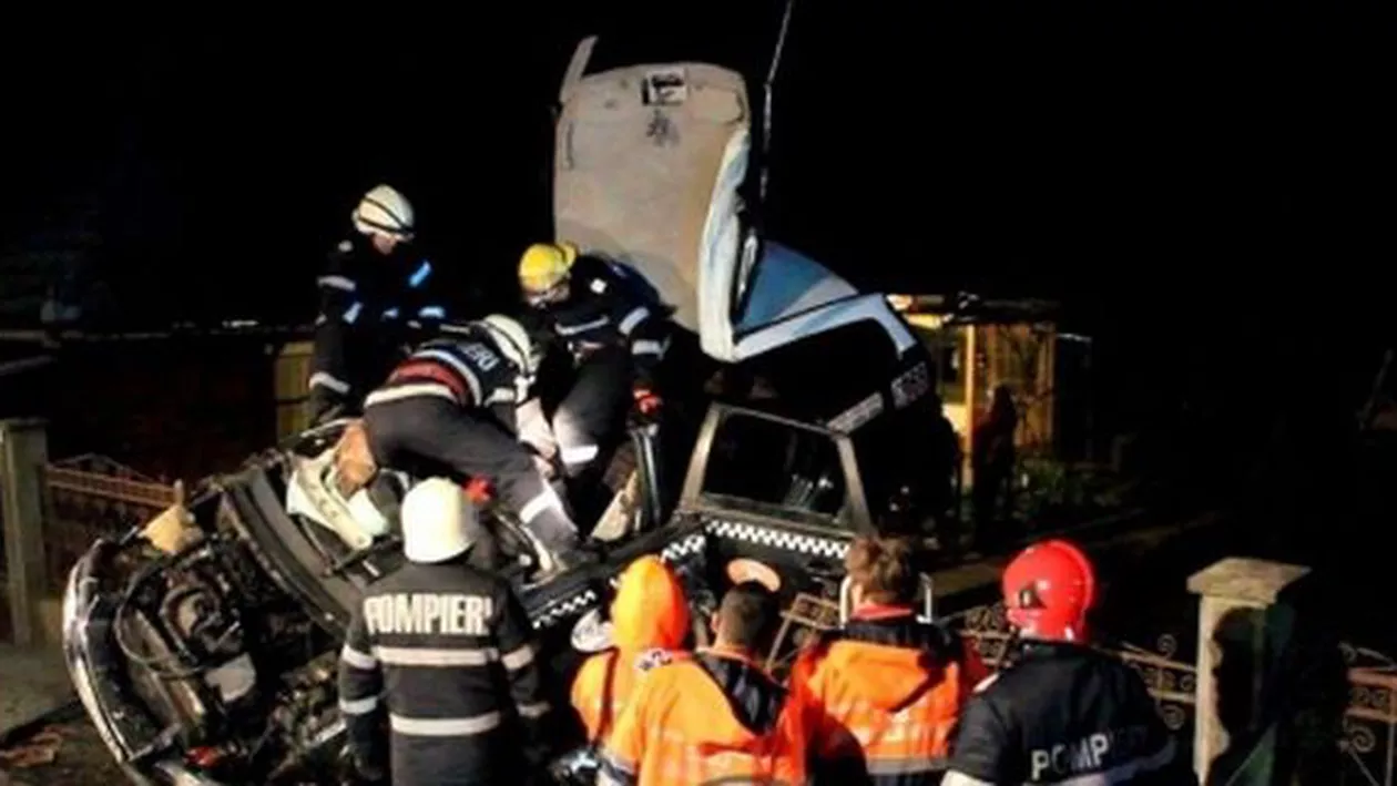 Accident grav în judeţul Cluj! Un taximetrist a intrat cu mașina într-un cap de pod și proiectat apoi în gardul unei case (VIDEO)