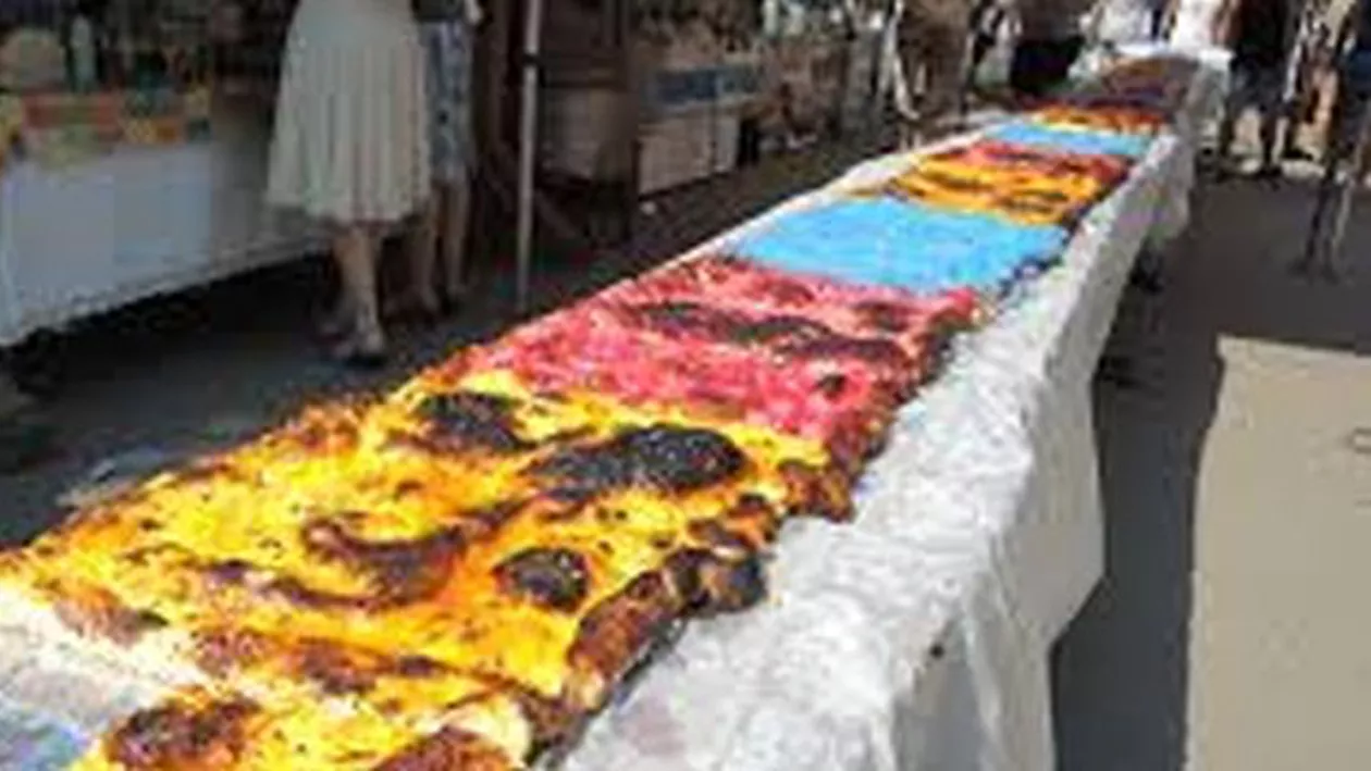 La plăcinte înainte: Vedeta festivalului de plăcinte a fost Alivanca, o plăcintă de 6 metri lungime cu o greutate de 150 de kilograme (VIDEO)