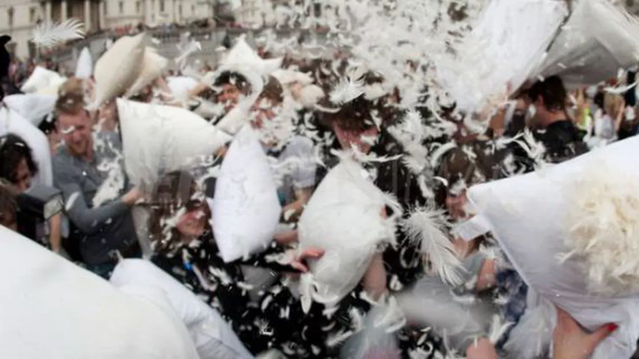 Cel mai "pufos" eveniment al anului: Zeci de oameni s-au distrat pe cinste de Ziua Internațională a bătăii cu perne (VIDEO)