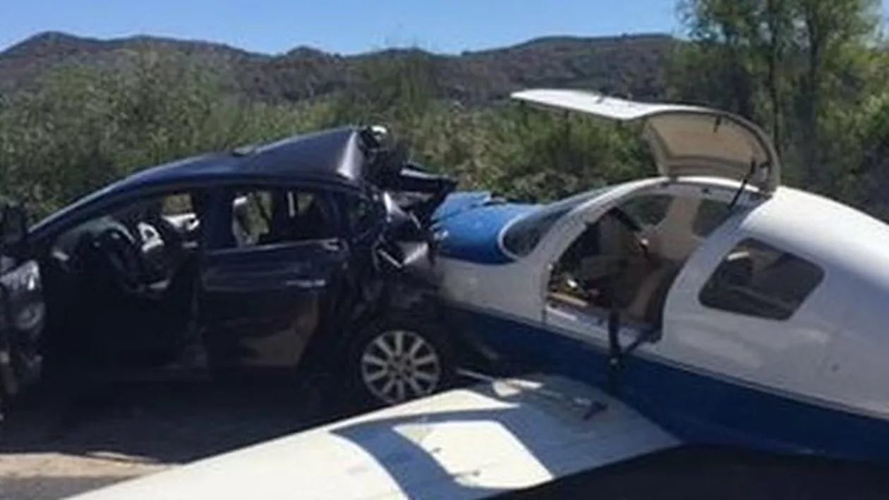 California: O persoană a decedat și alte cinci au fost rănite după ce un avion a lovit o mașină pe autostradă (VIDEO)