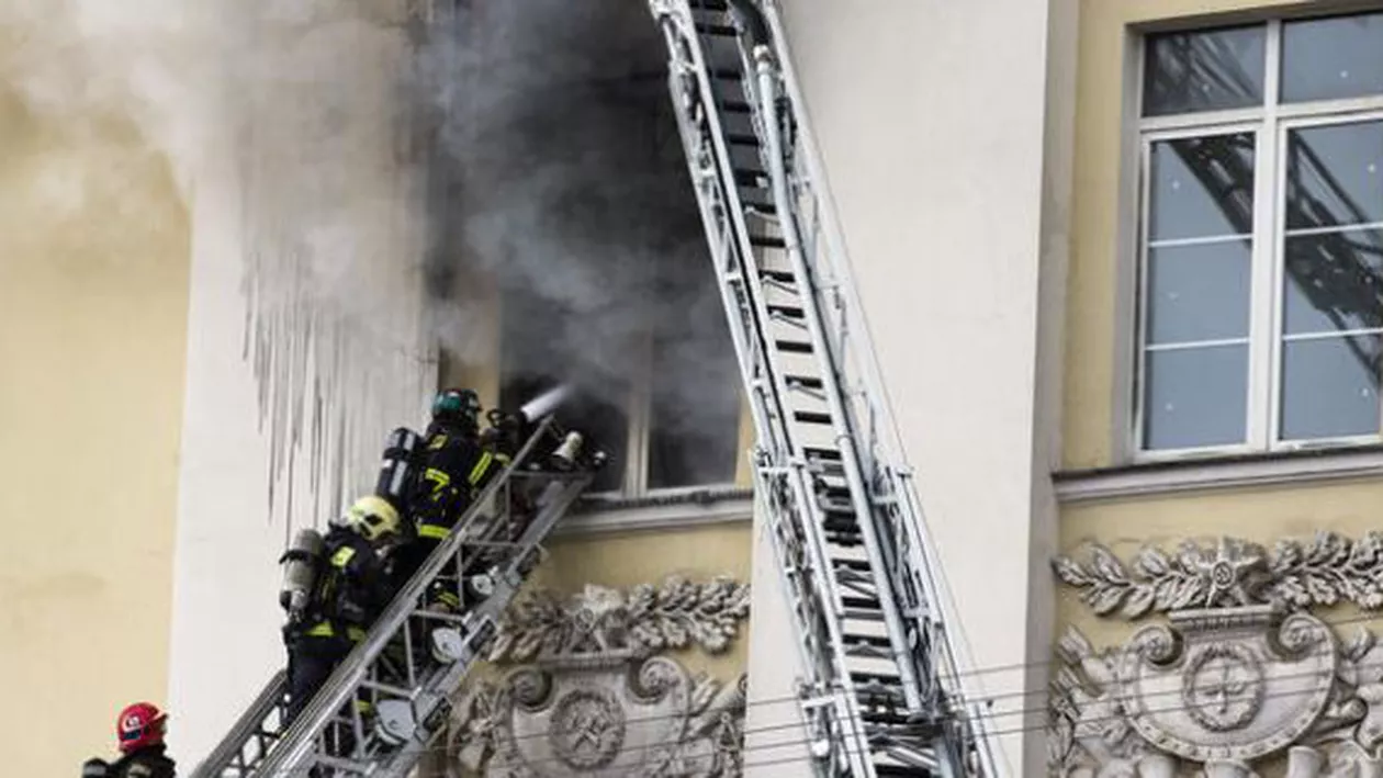 Un incendiu a izbucnit la Ministerul Apărării din Moscova: Flăcările s-au extins rapid pe o suprafaţă de 50 de metri pătraţi (VIDEO)