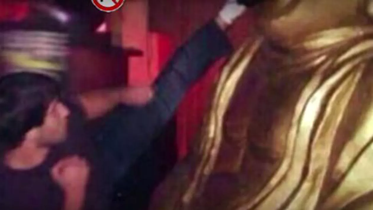 Acte de vandalism într-un templu rusesc: Un atlet a lovit și urinat pe o statuie a lui Buddha (FOTO, VIDEO)