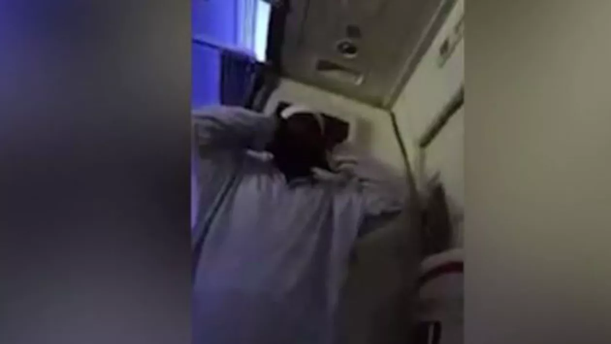 Panică la bordul unui avion de pasageri! Un pasager îmbrăcat în haine tradiționale saudite a început să strige „Allahu Akbar” (VIDEO)