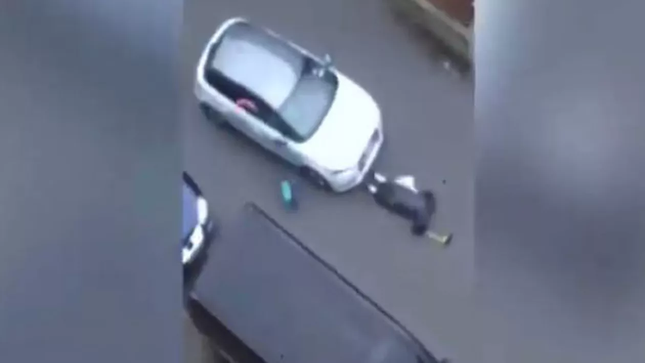 Scene șocante în Bruxelles: O femeie musulmană a fost călcată intenţionat cu maşina (VIDEO)