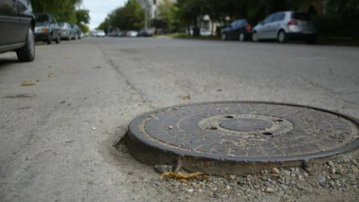 Pericol pentru șoferii din Mureș: Capacele de canal prost fixate, provoacă accidente grave