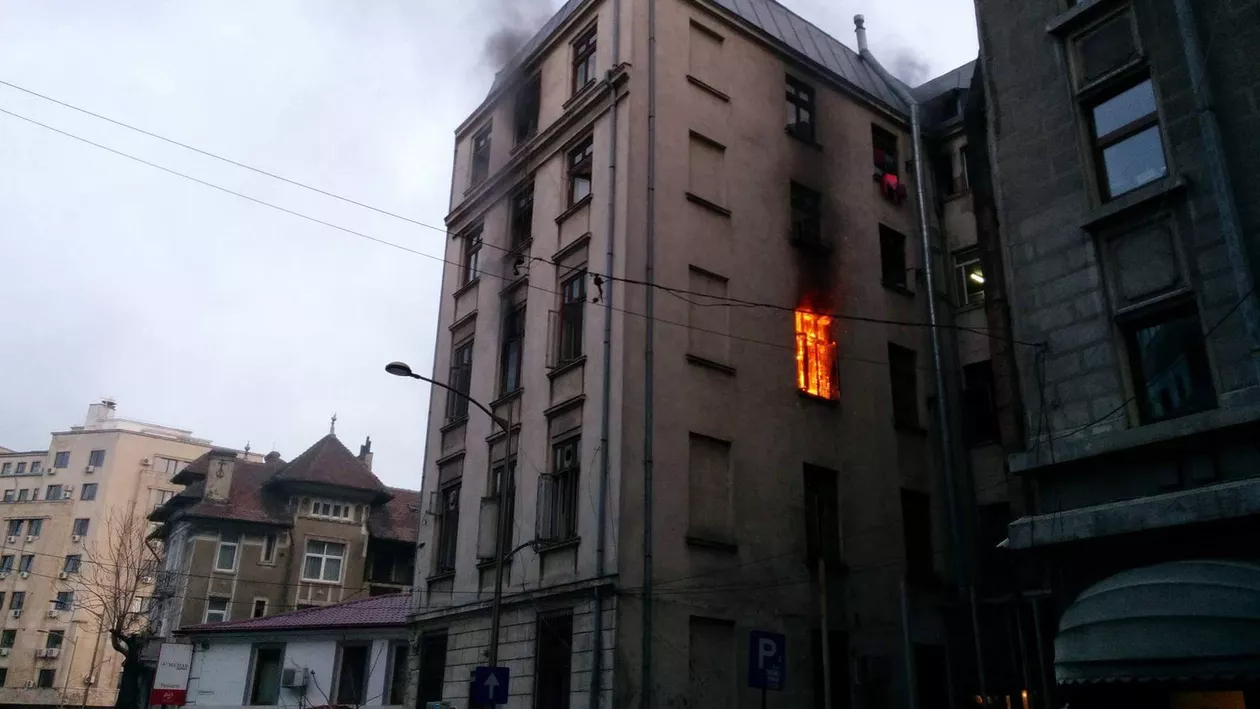 10 studenți răniți la un incendiu dintr-un cămin de lângă Teatrul Bulandra. Flăcările au izbucnit violent la etajul al doilea al clădirii (FOTO și VIDEO)