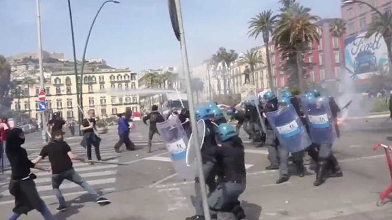 Italia: Proteste violente la Napoli, în timpul vizitei premierului Matteo Renzi (VIDEO)