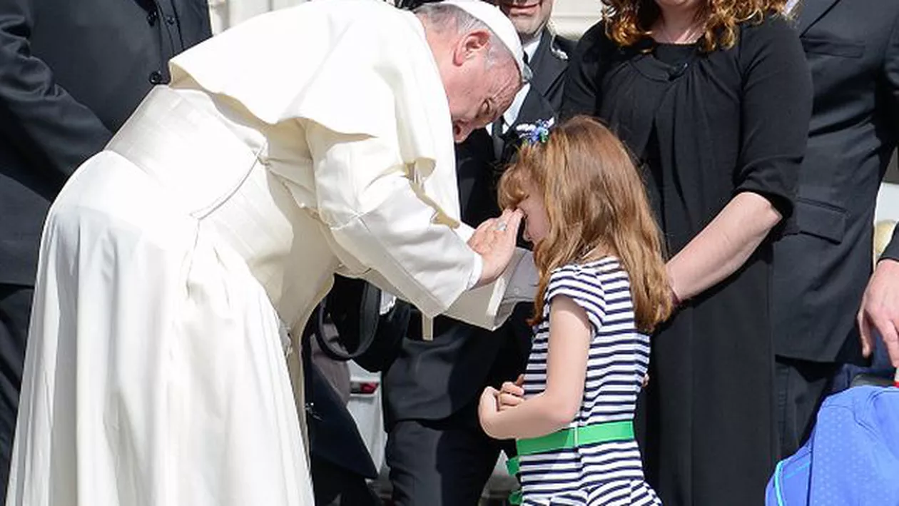 Scenă emoționantă la Vatican: Papa Francisc a binecuvântat o fetiță de 5 ani pe cale să orbească (VIDEO)