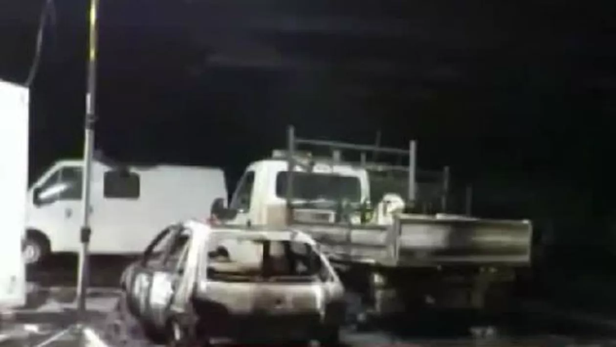 Atacuri în serie: 34 de mașini incendiate și polițiști agresați în Franța (VIDEO)