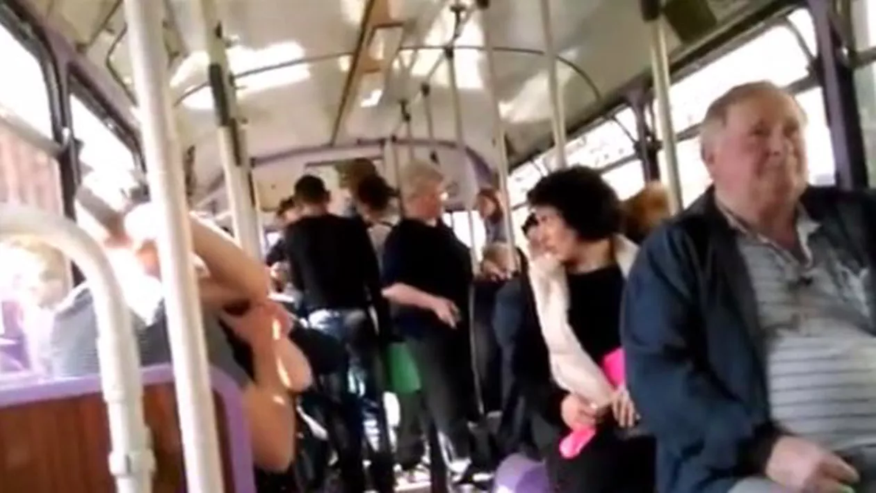 Timișoara: O bandă de hoți de buzunare, filmată cum dă lovitura într-un tramvai (VIDEO)