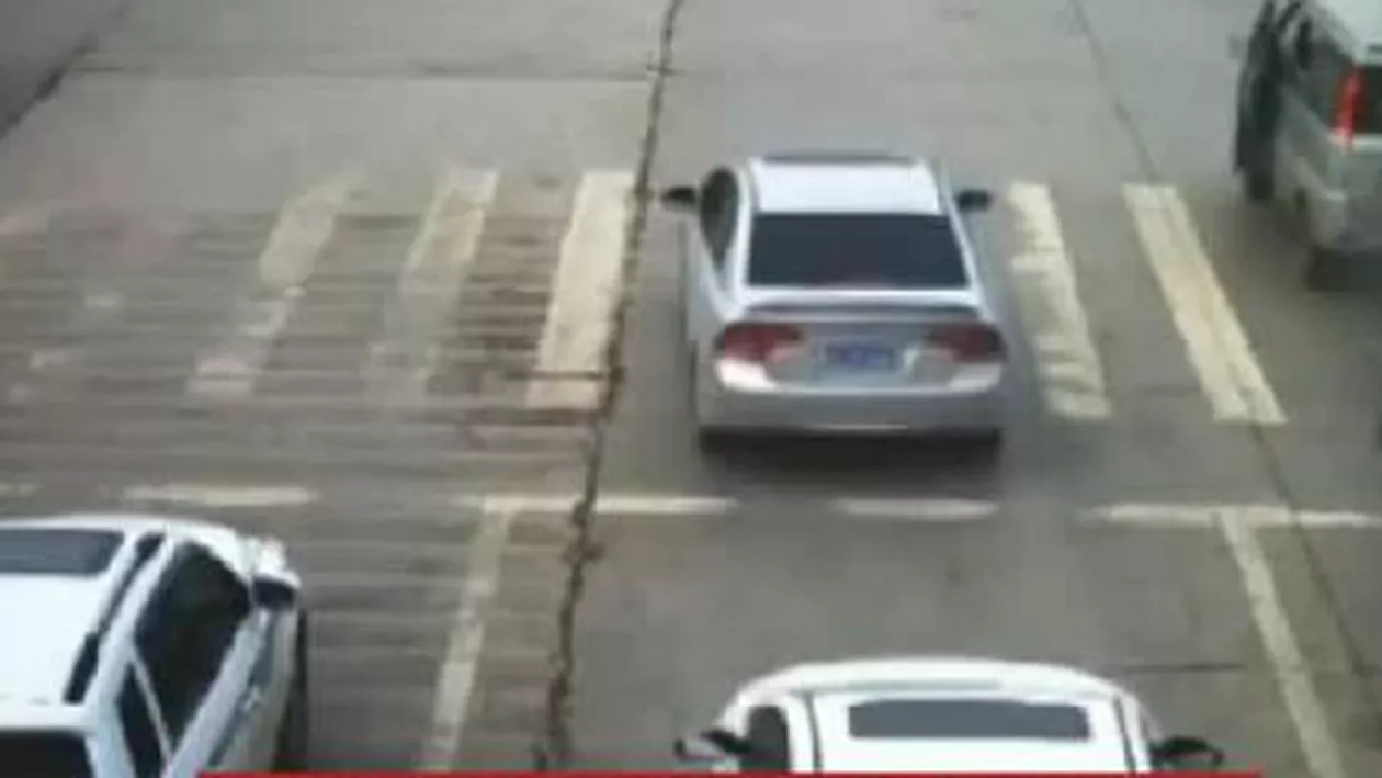 China: Un copil a supraviețuit miraculos, după ce a căzut dintr-o mașină și a fost călcat de alta (VIDEO)