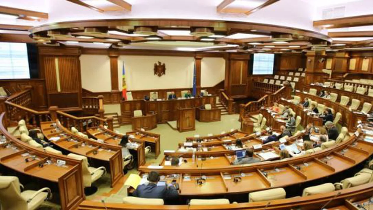 Îmbrânceli în Parlamentul din Republica Moldova între deputaţii PL şi cei din PSRM (VIDEO)