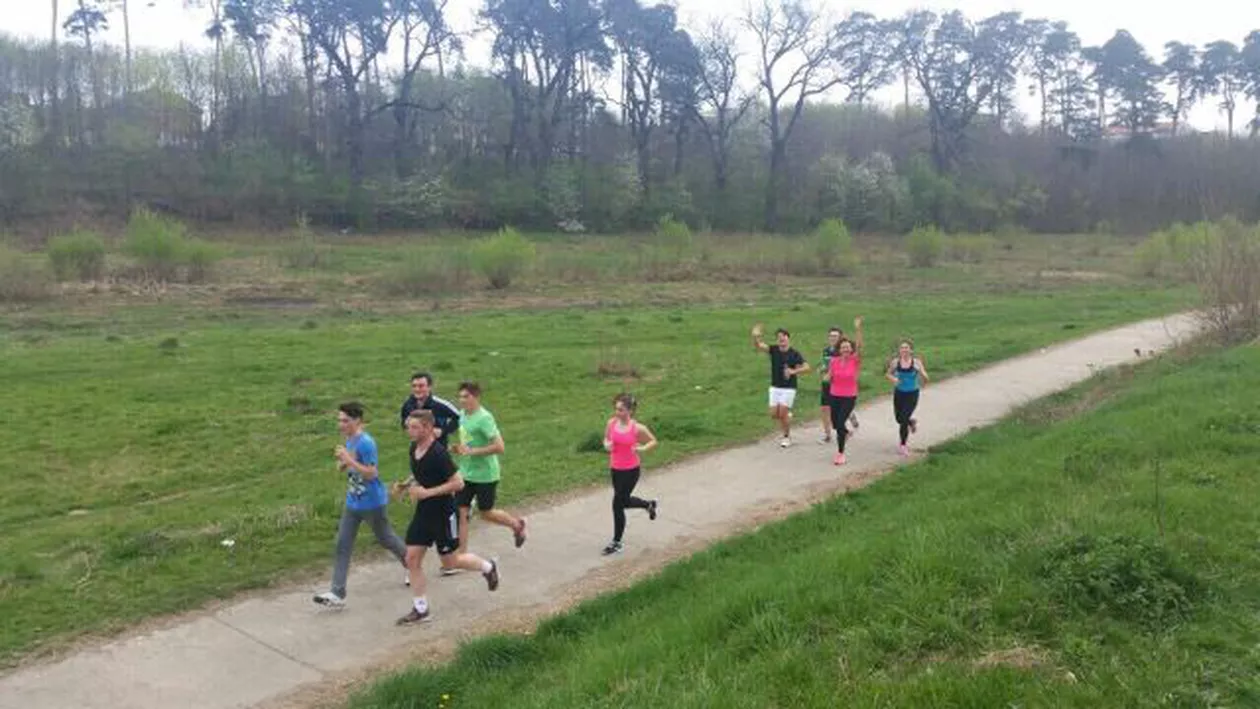"În parc la antrenament": Doamna profesoară Carmen Iohannis și-a luat elevii și a ieșit să facă mișcare în aer liber (FOTO)