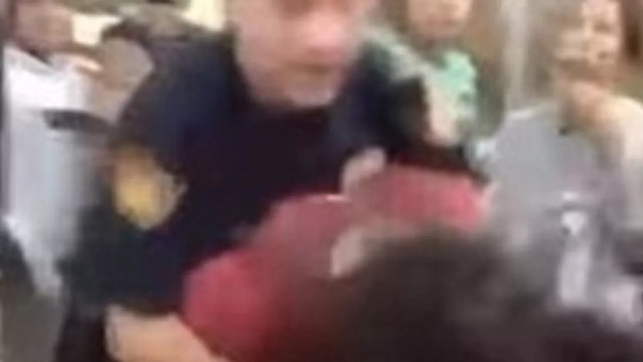 O fată de 12 ani a fost aruncată la pământ de un polițist: Scene de groază la o școală din statul american Texas (VIDEO)