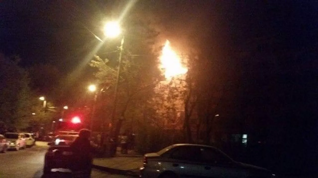 Incendiu la o mansardă neautorizată din Iași: Construcția a ars complet în doar câteva minute (VIDEO)