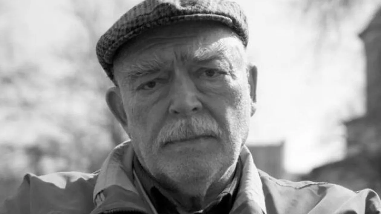 Mircea Albulescu a fost înmormântat la Cimitirul Reînvierea, cu onoruri militare. Pe ultimul drum l-au dus actori, politicieni, personalități sau oameni simpli, care l-au admirat pe maestru (VIDEO)