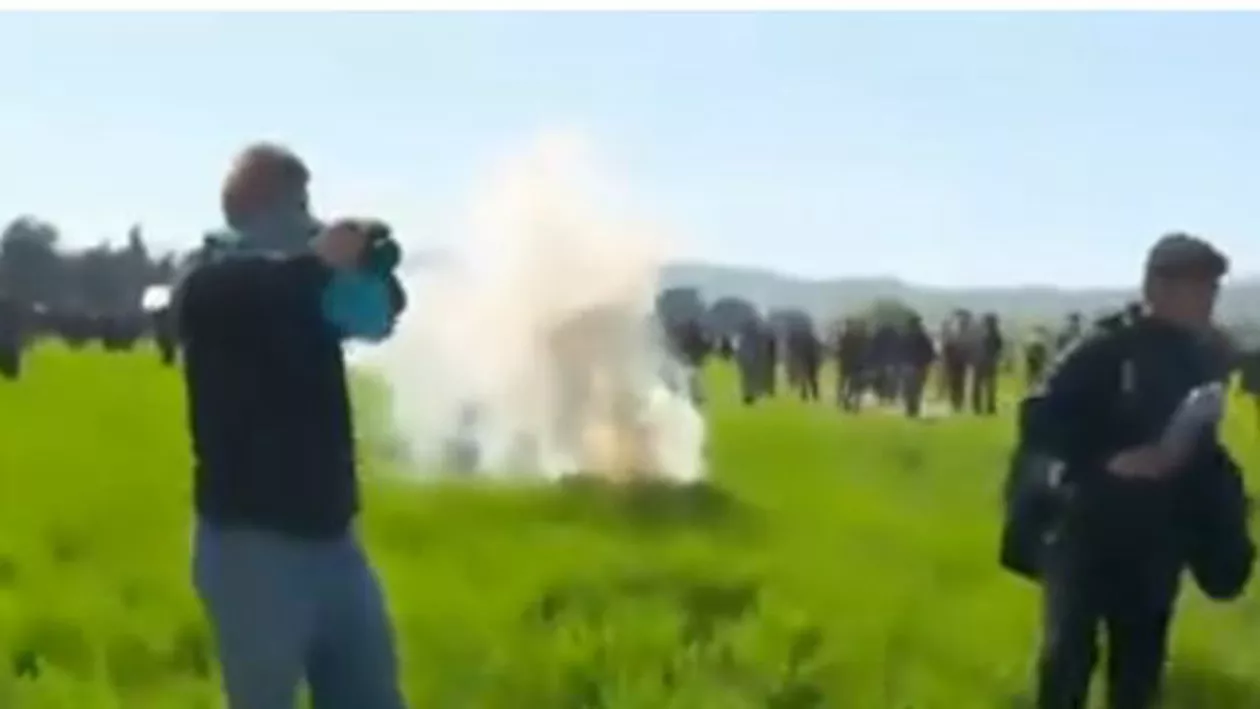 Ciocniri între imigranți și oamenii legii, la granița dintre Macedonia și Grecia. Gaze lacrimogene, pietre aruncate și zeci de răniți de ambele tabere (VIDEO)