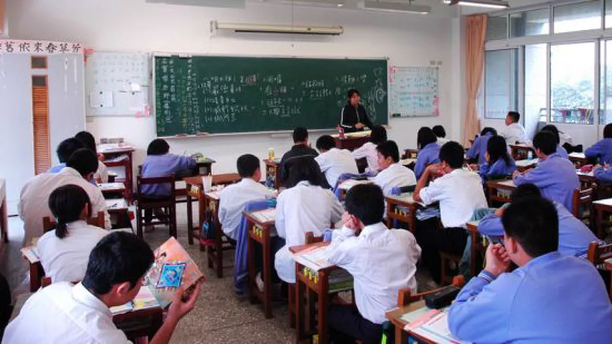 O învățătoare din Mexic, concediată din cauză că a fost surprinsă când dansa aproape dezbrăcată (VIDEO)