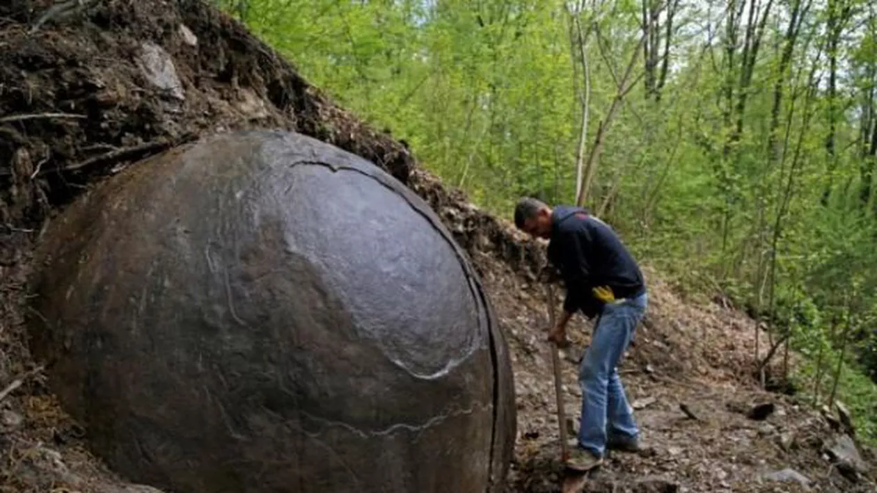 Descoperire istorică: Un arheolog bosniac a găsit o sferă din piatră, care ar putea dovedi existența unei civilizații pierdute (FOTO)