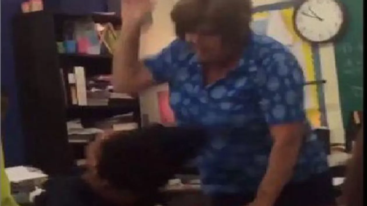 Texas nu e România. O profesoară a fost arestată după ce a lovit și a jignit un elev (VIDEO)