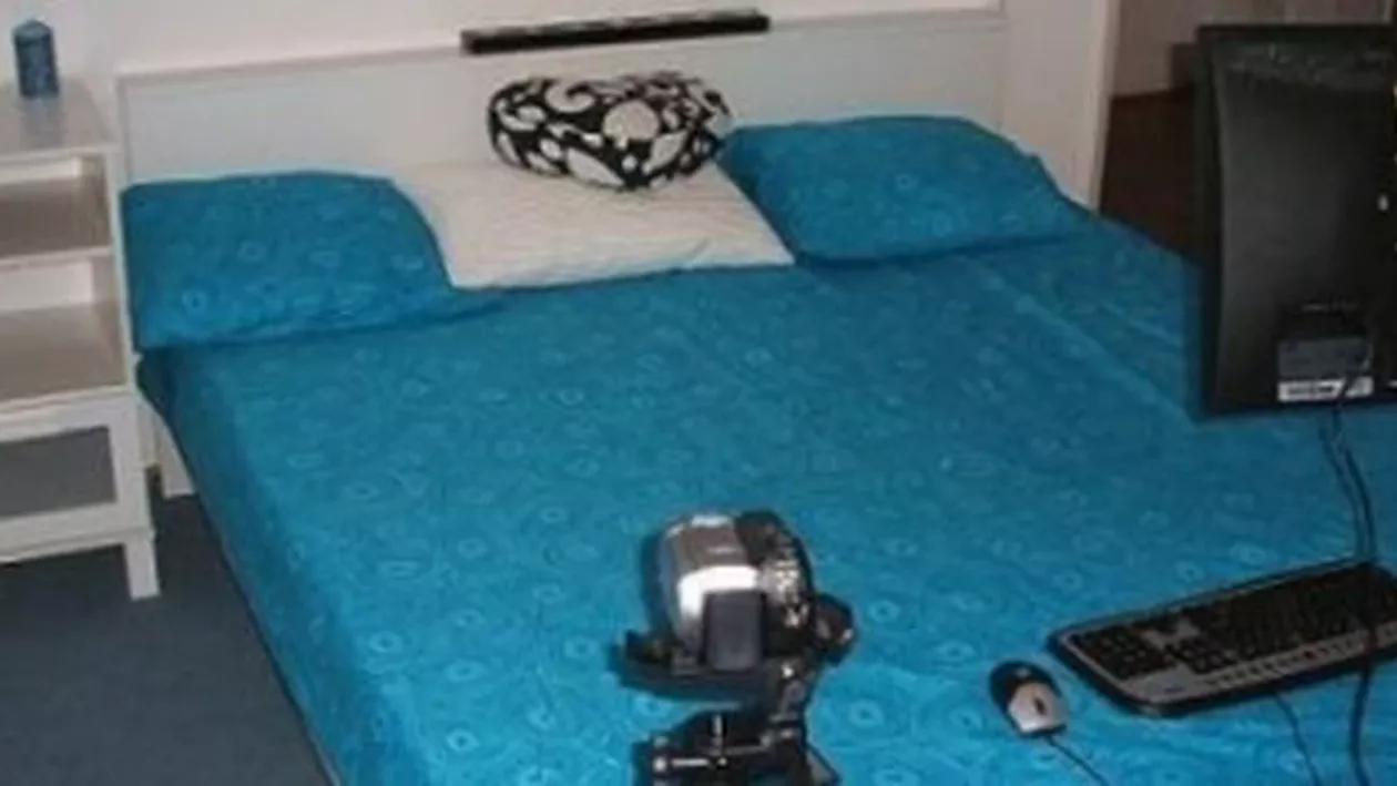 Iași: Elevii din localitatea Prisăcani au descoperit că o profesoară se ocupă în timpul liber de videochat (VIDEO)