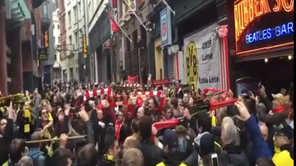 Imagini inedite cu suporterii echipelor Dortmund și Liverpool, în Anglia. Aceștia au uitat de rivalitate și au cântat la unison "You Will Never Walk Alone" (VIDEO)