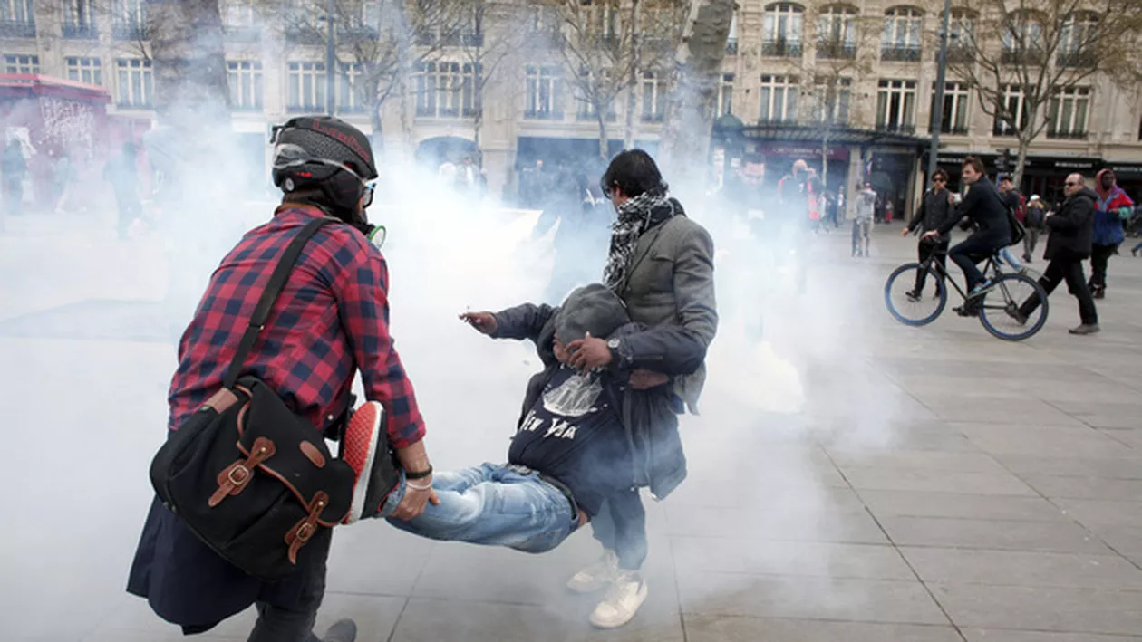 Vitrine sparte și mașini avariate, în timpul unui protest din Paris, după ce Hollande a refuzat să abandoneze un proiect de lege (FOTO, VIDEO)