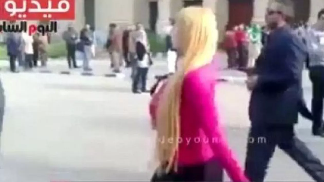 Reacții șocante după ce o tânără îmbrăcată într-un top și blugi strâmți a intrat într-un campus universitar din Egipt (VIDEO)