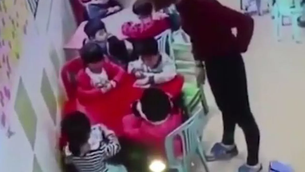 China: O bunică războinică o bate pe învățătoarea care îi lovise nepoata (VIDEO)