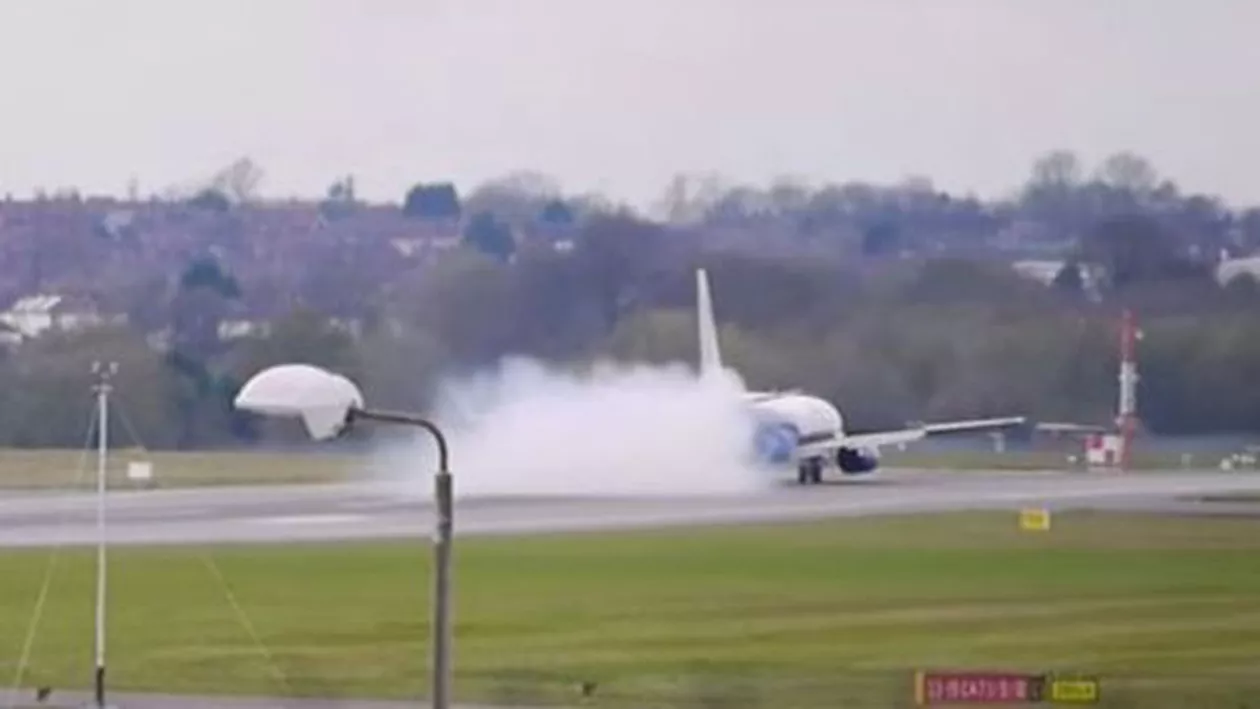 Panică la bordul unui avion Blue Air: O anvelopă a explodat la aterizarea pe aeroportul Birmingham (VIDEO)