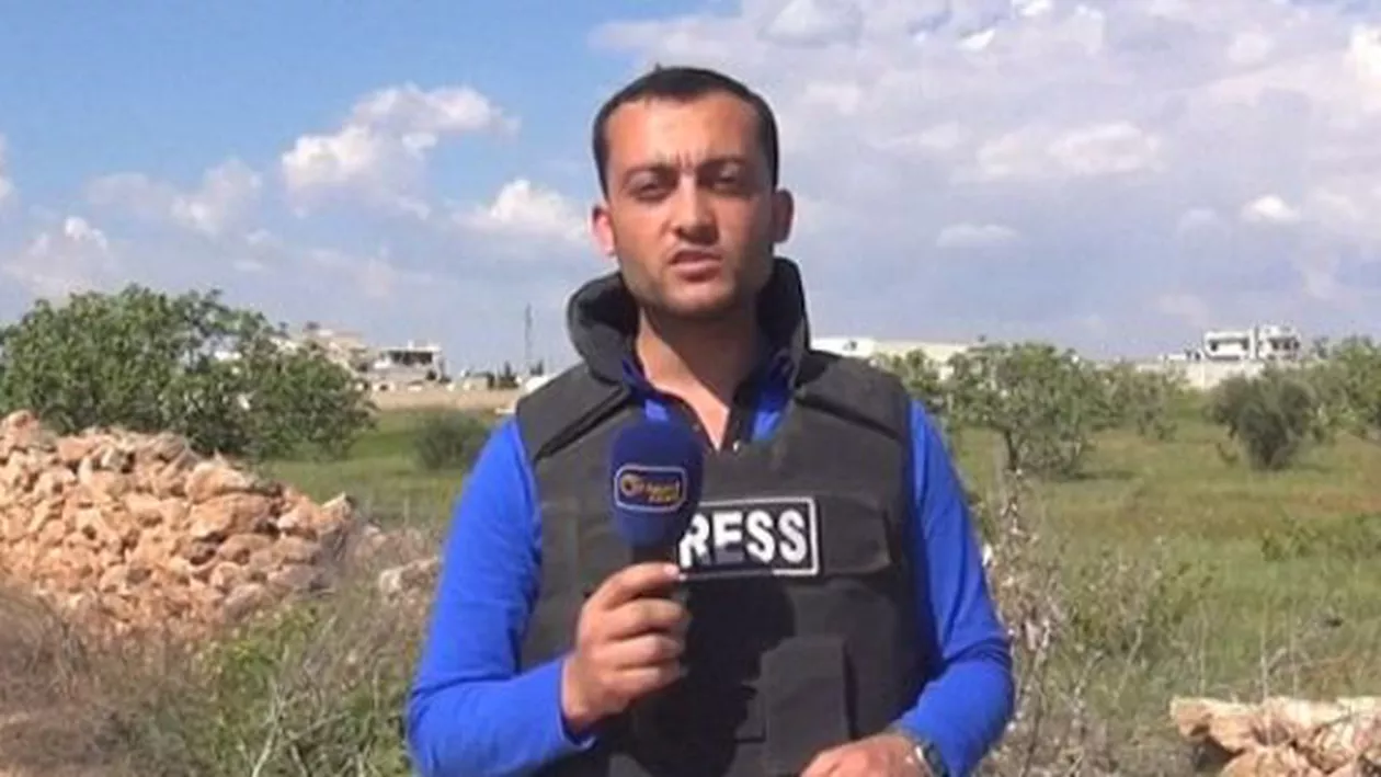 Un jurnalist este lovit de un şrapnel, în urma unui bombardament în Siria. Momentul a fost surprins în timpul unei transmisiuni live (VIDEO)