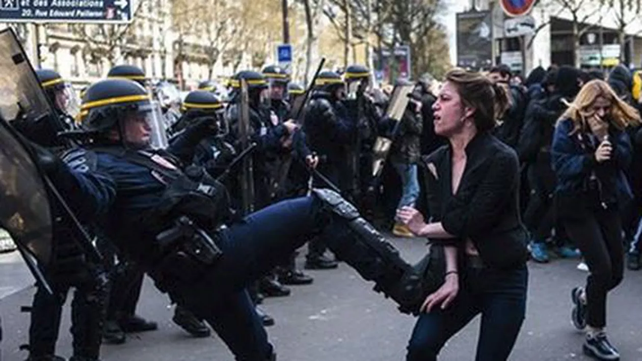 Membru al forțelor de ordine din Paris, surprins în timp ce a lovit brutal cu piciorul o protestatară (FOTO, VIDEO)
