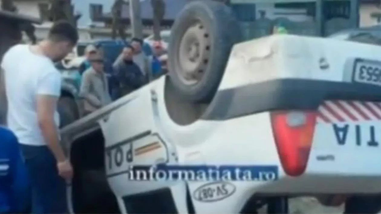 Mașină de poliție, răsturnată în timpul unei urmăriri în trafic (VIDEO)